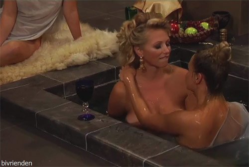 Lesbische biseksuele badhuis bilove groepseks seksorgie fantasie met baden en masseren, likken en beffen cunnilingus en seks tijdens badritueel in seksvideo op bivrienden.com