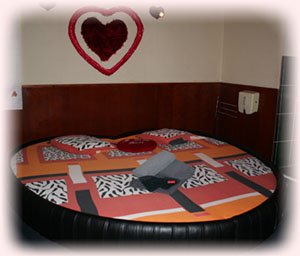Gigantisch rond bed voor erotische biseks groepseks contacten en lieve passionele orgie�n
