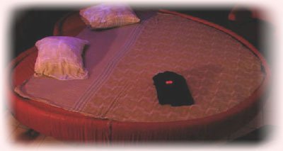 Rond bed voor groepsseks orgie van biseksuele vrouwen die elkaar vonden via de bidating contactadvertentie